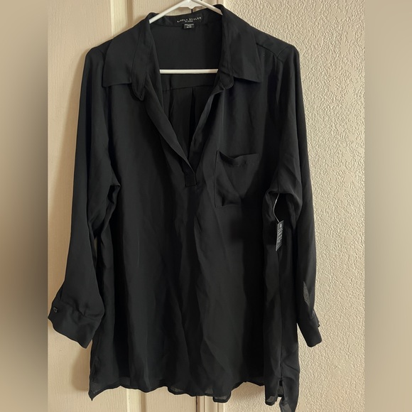 Black 3/4 sleeve. V neck shirt. One pocket brand new - Picture 1 of 3